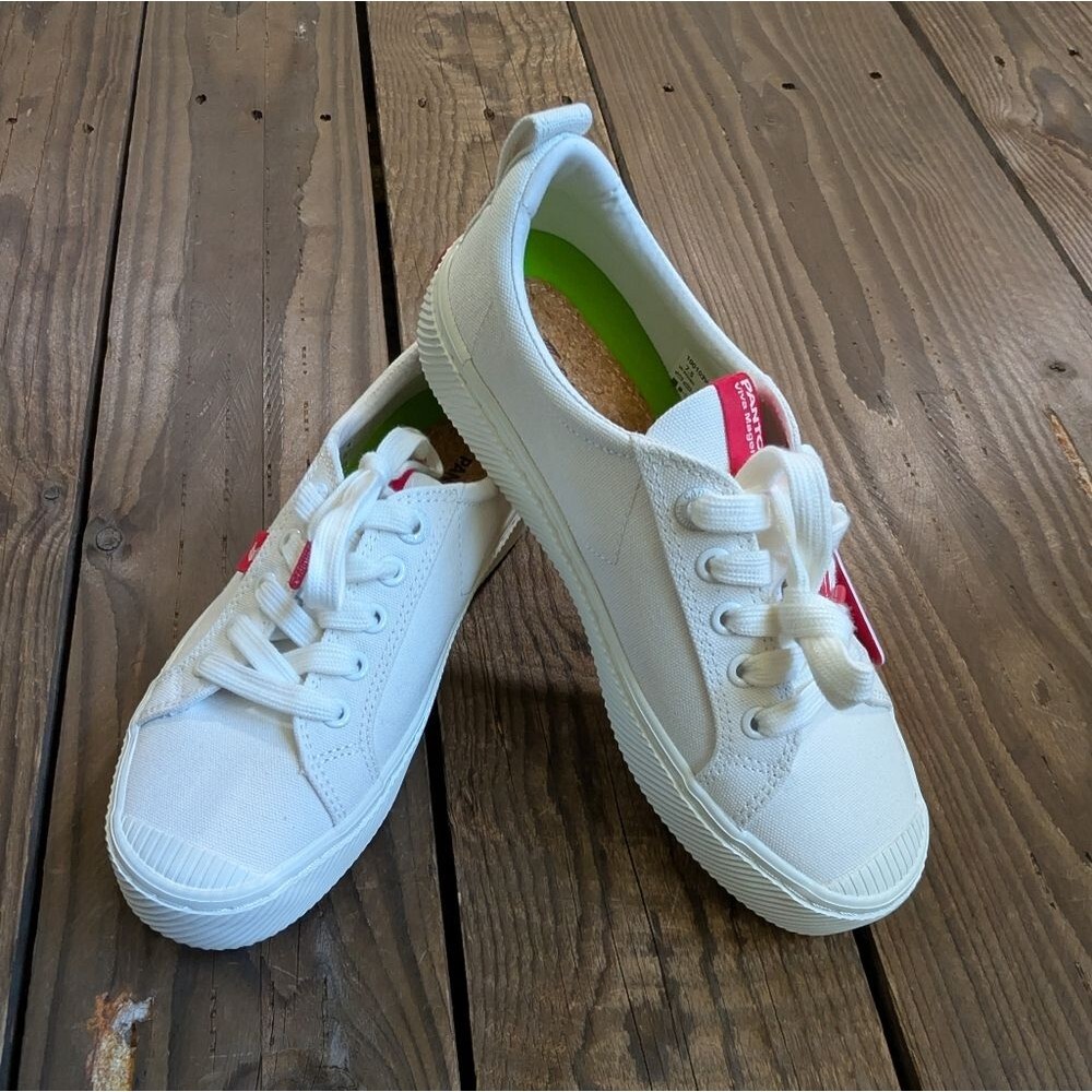 NWT Cariuma Pantone Canvas Athletic Shoes 7.5